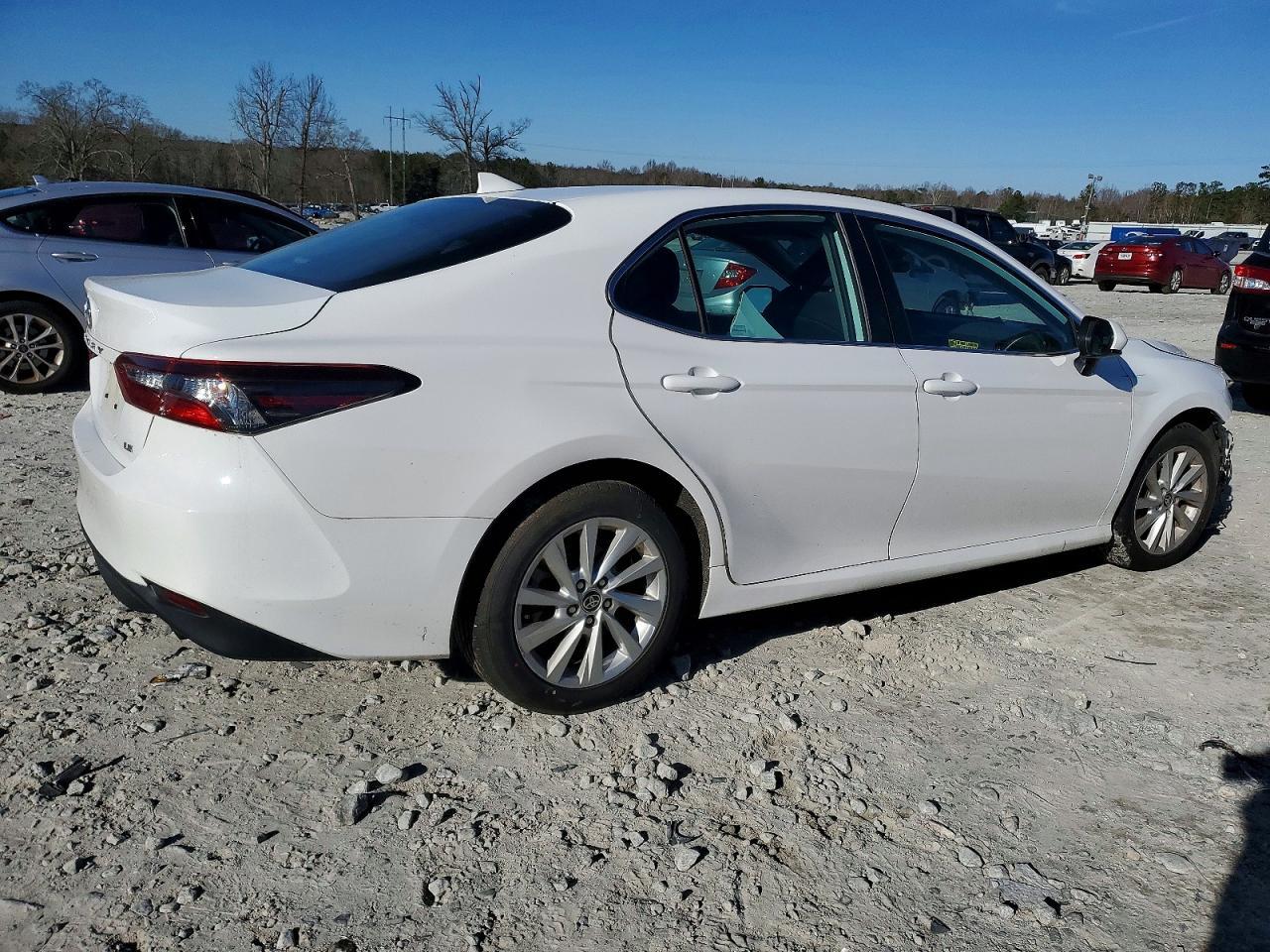2022 Toyota Camry Le - Фото 3
