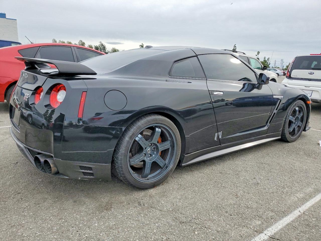2015 Nissan Gt-R Premium - Image 3