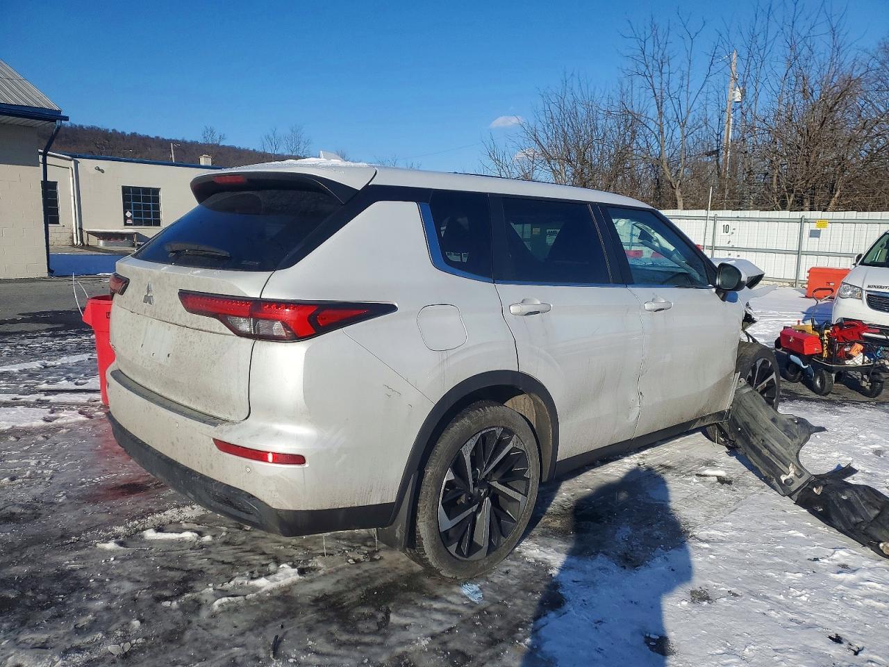 2022 Mitsubishi Outlander Es - Фото 3