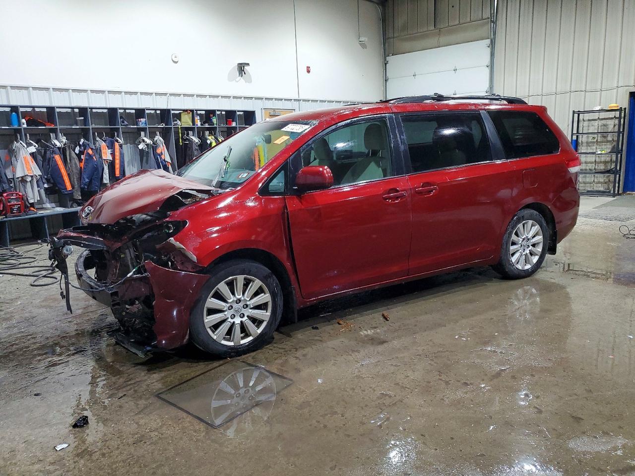 2014 Toyota Sienna Le 7-Passenger