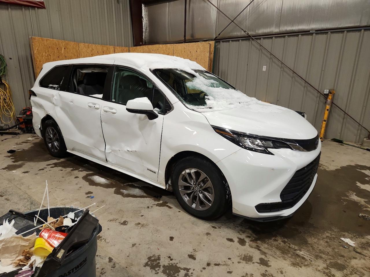 2021 Toyota Sienna Le - Image 4
