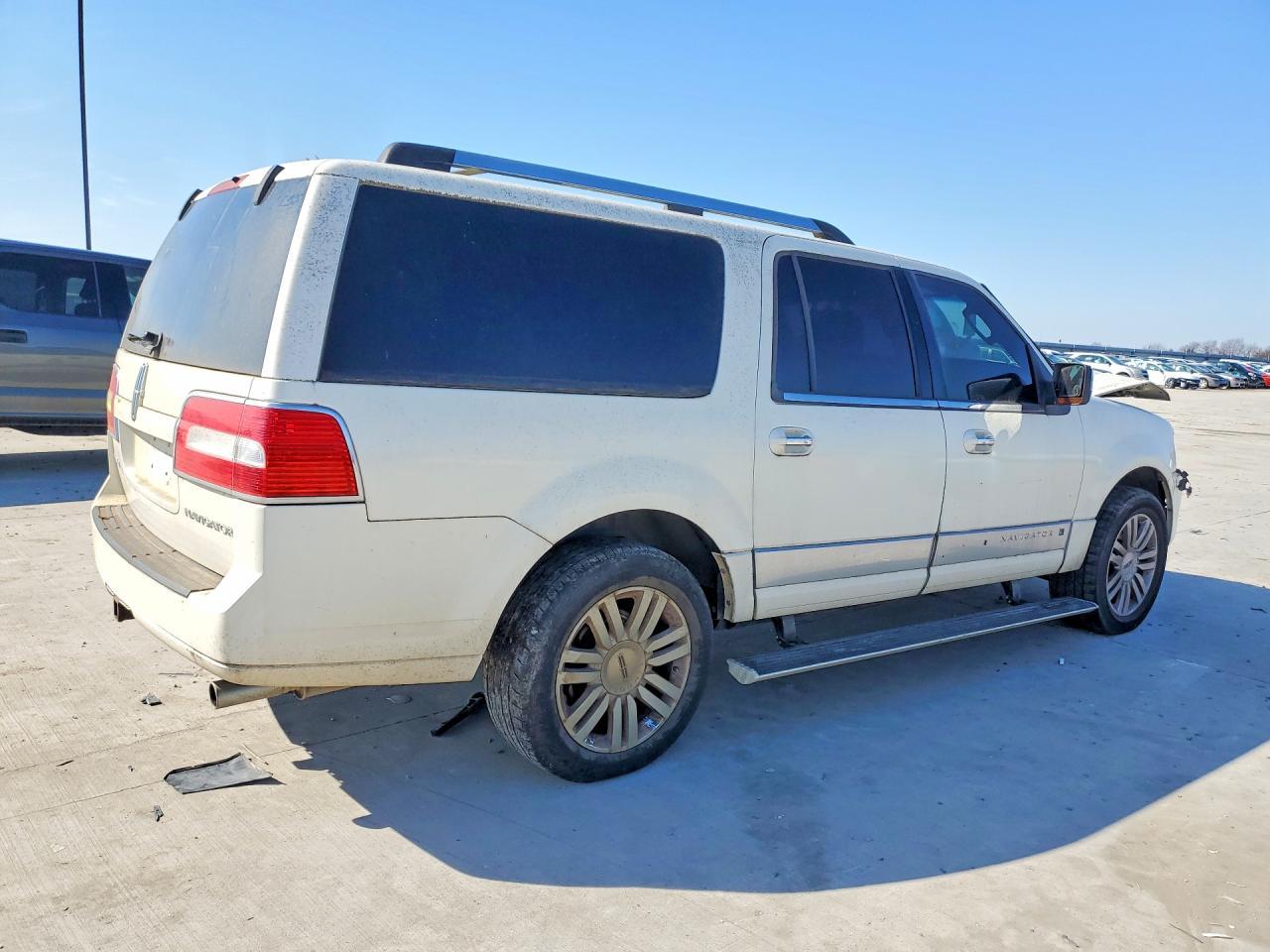 2008 Lincoln Navigator L - Image 3