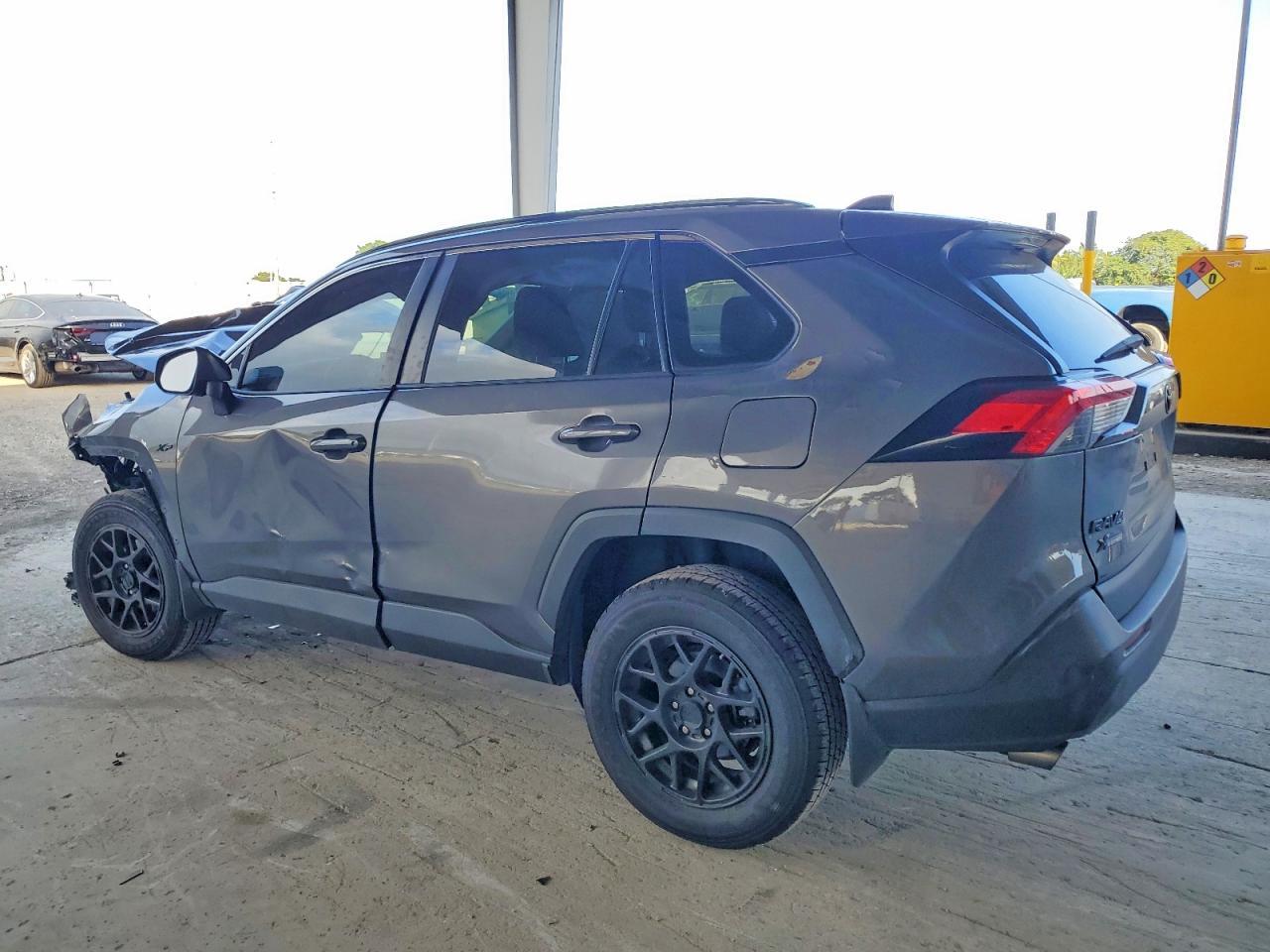 2021 Toyota Rav4 Le - Фото 2