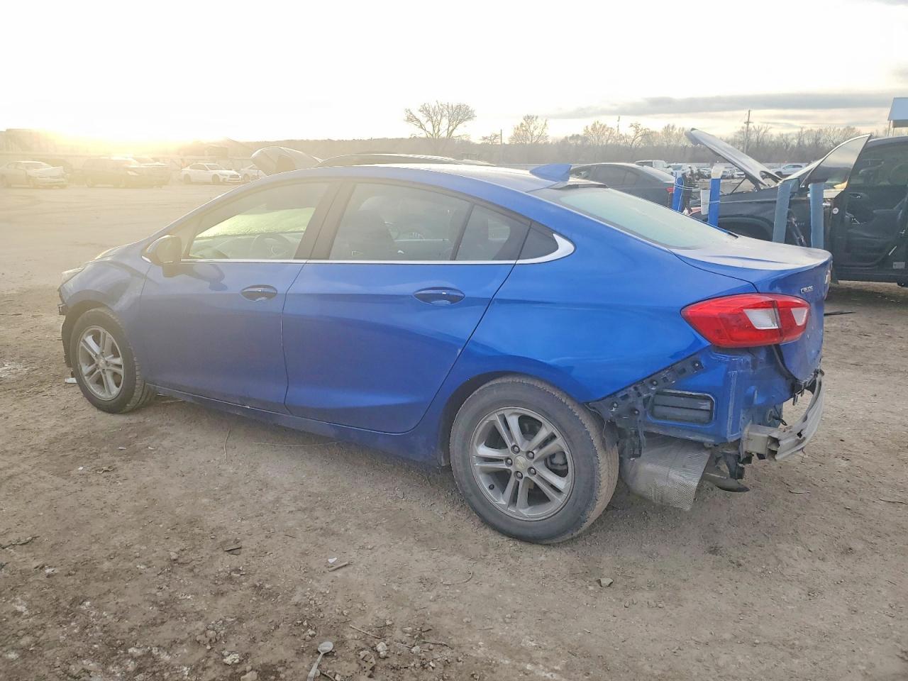 2018 Chevrolet Cruze Lt - Image 2