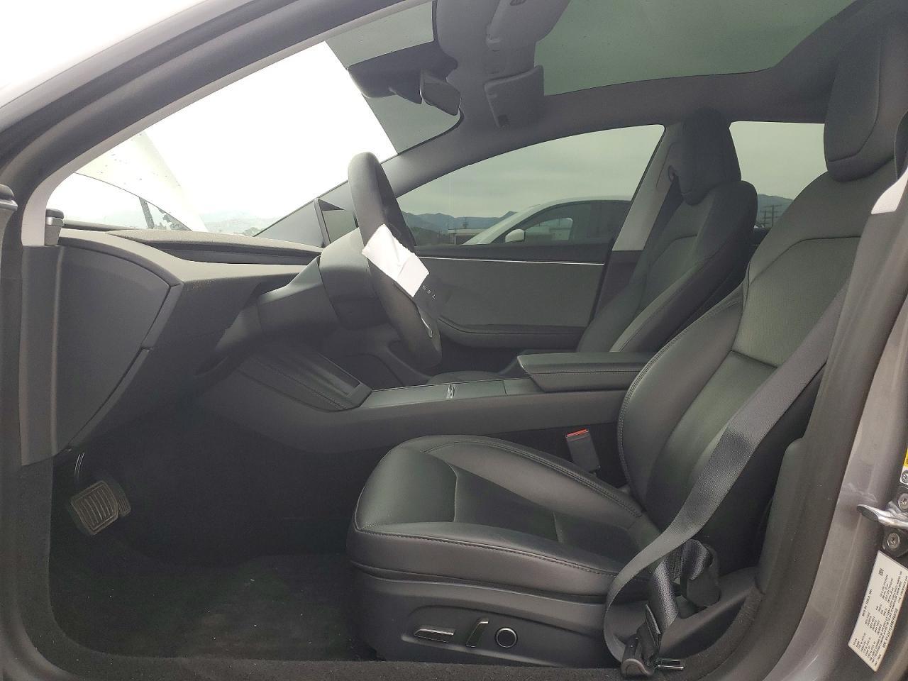 2025 Tesla Model 3 - Фото 7