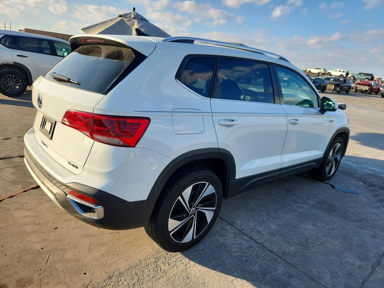 2023 Volkswagen Taos Se - Image 3