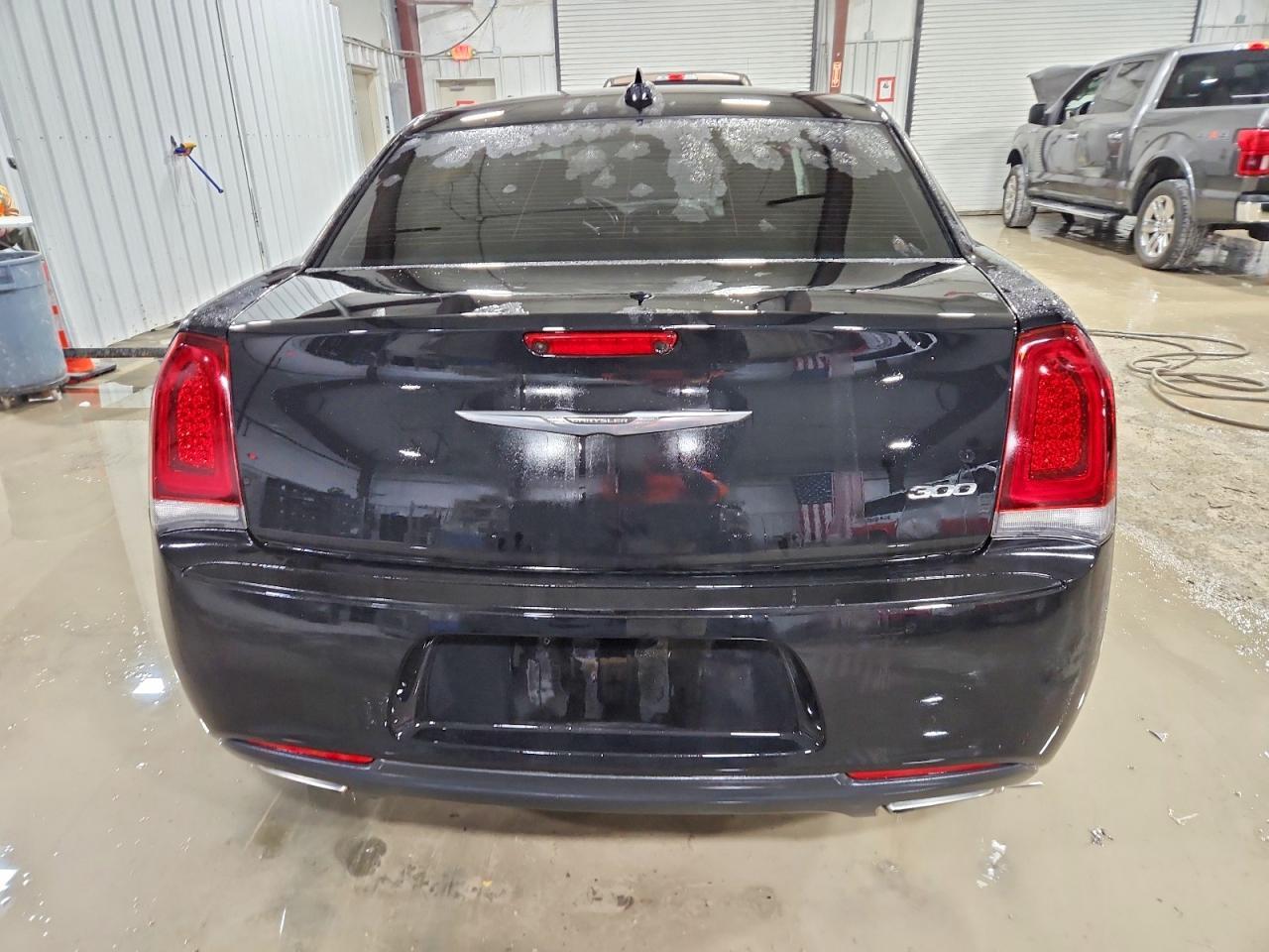 2018 Chrysler 300 - Image 6