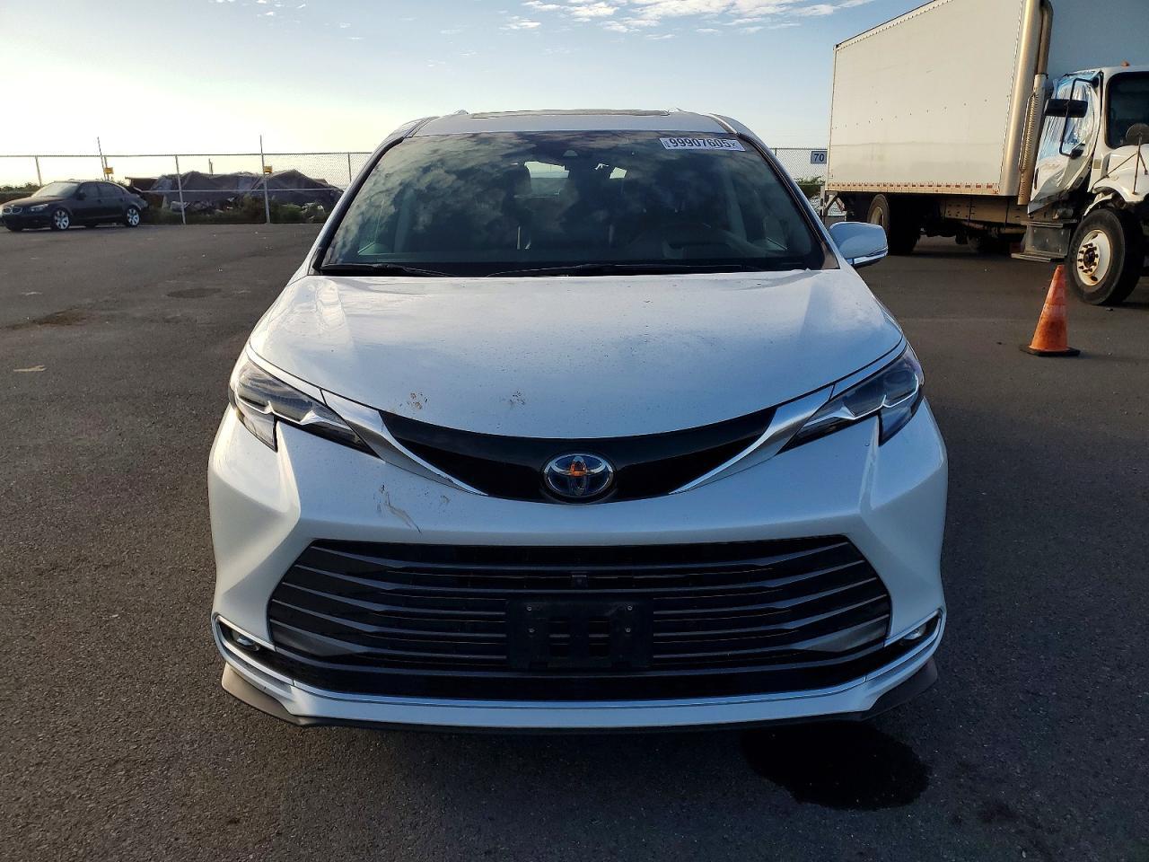2022 Toyota Sienna Limited - Image 5