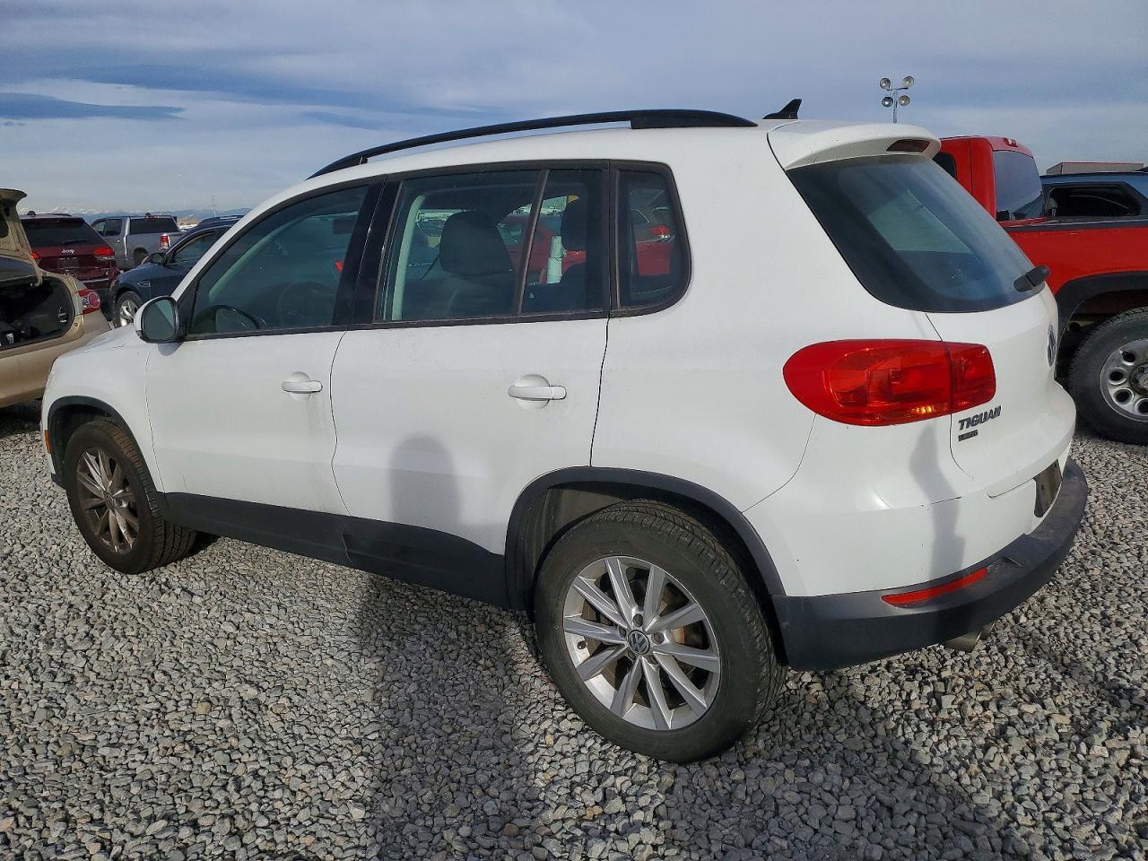 2017 Volkswagen Tiguan S - Фото 2