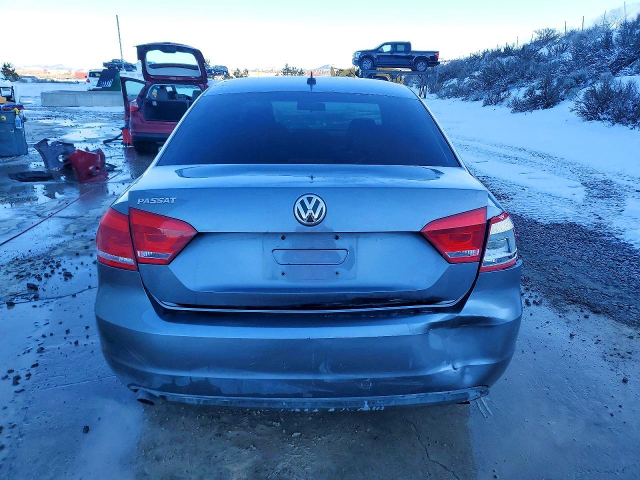 2012 Volkswagen Passat S - Фото 6