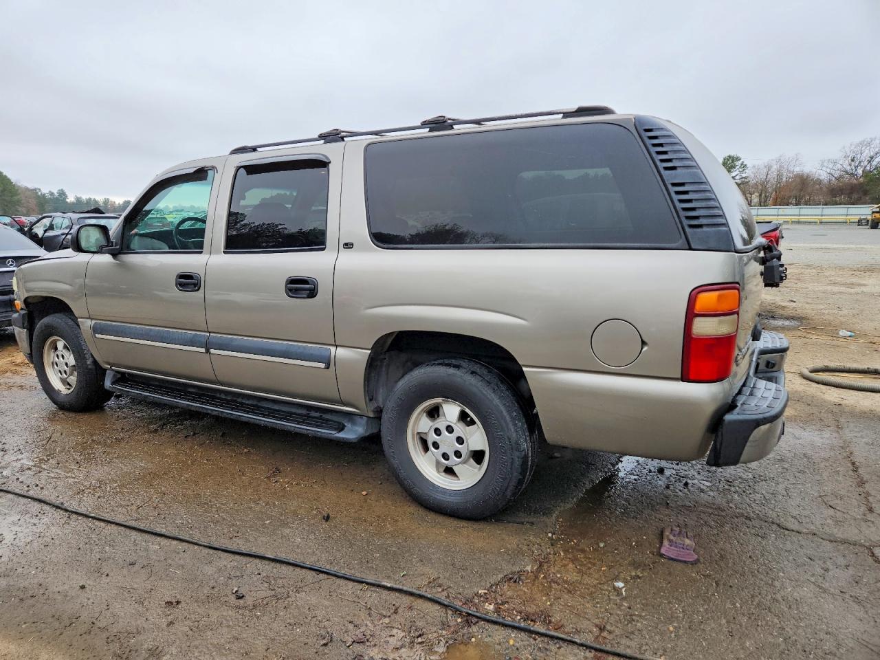 2002 Chevrolet Suburban C1500 - Image 2