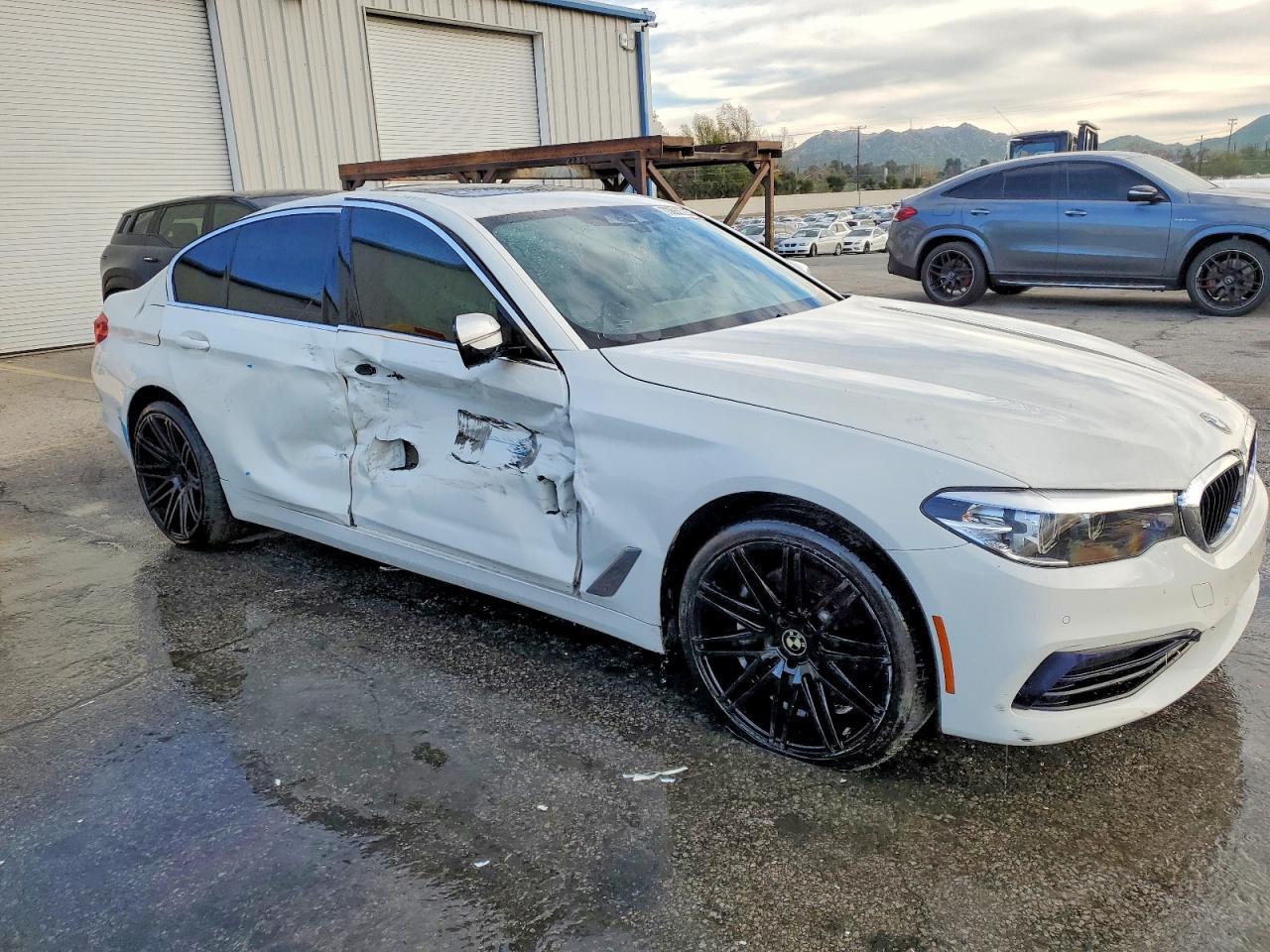 2020 BMW 530E - Фото 4