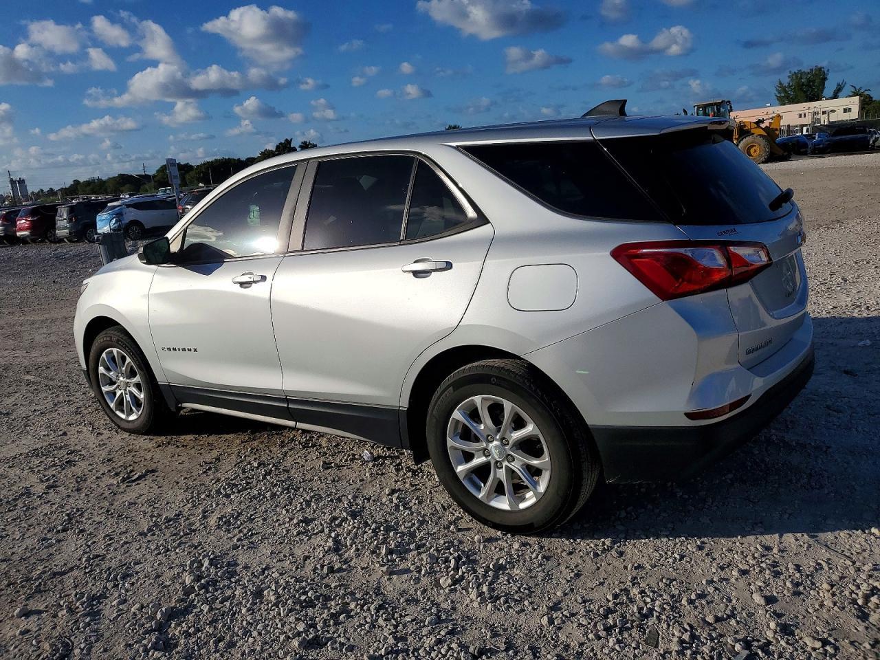 2021 Chevrolet Equinox Ls - Фото 2