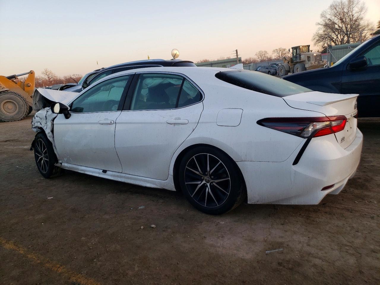 2021 Toyota Camry Se - Фото 2