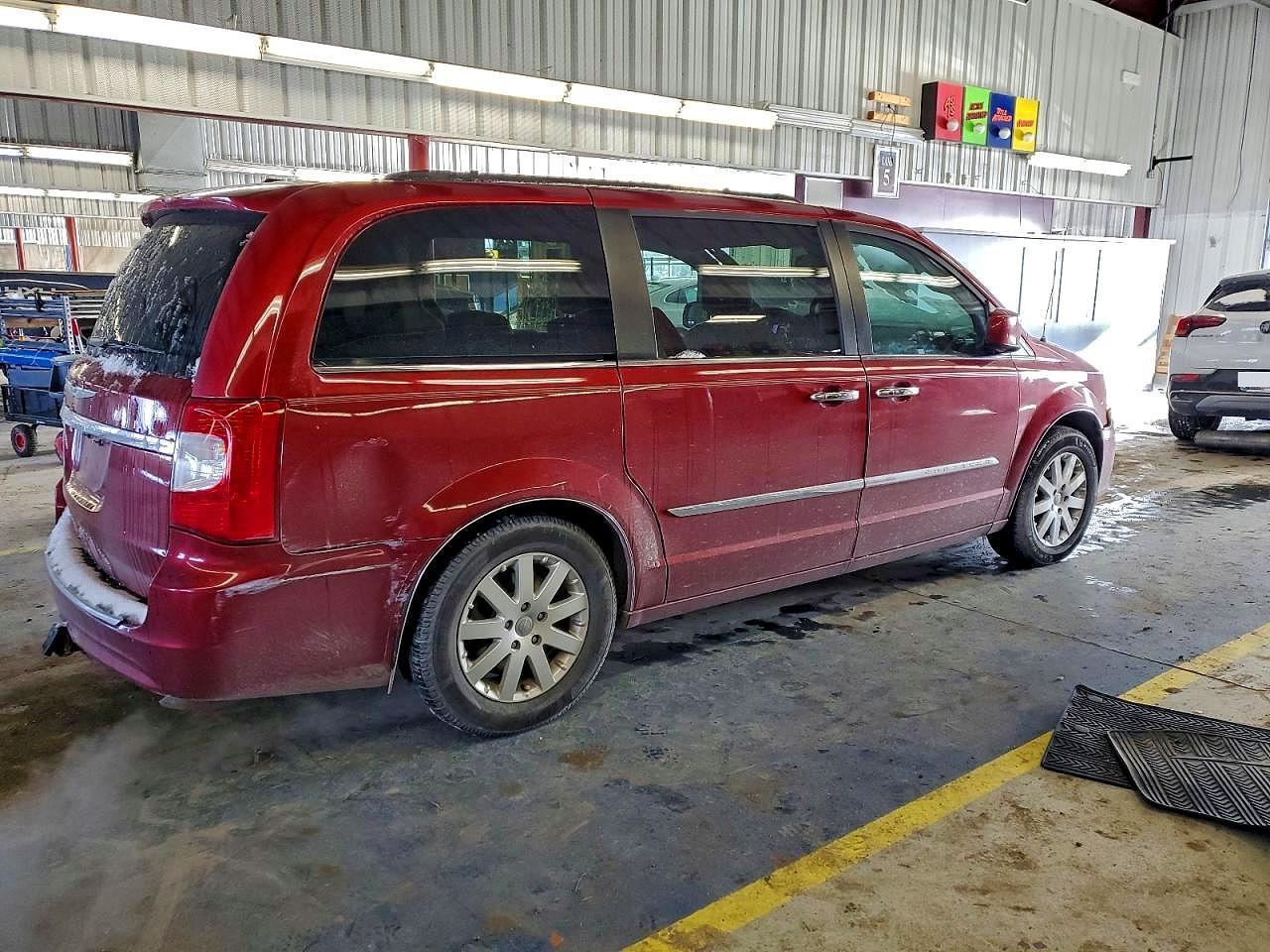 2015 Chrysler Town & Country Touring - Фото 3