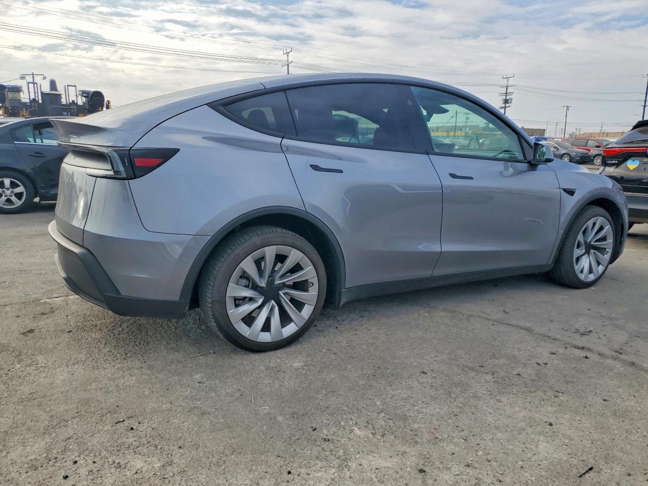2026 Tesla Model Y - Фото 3