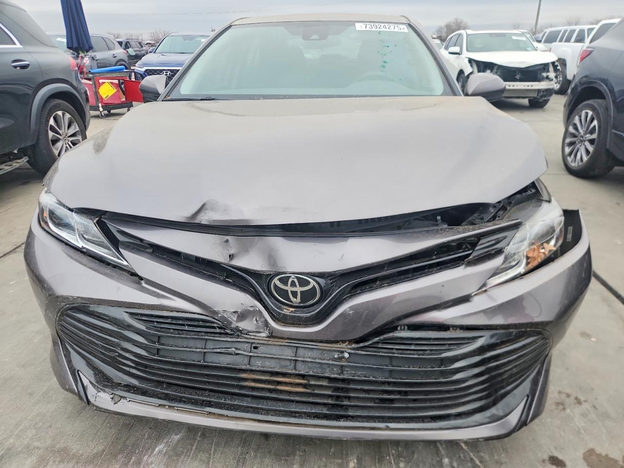 2020 Toyota Camry Le - Фото 5