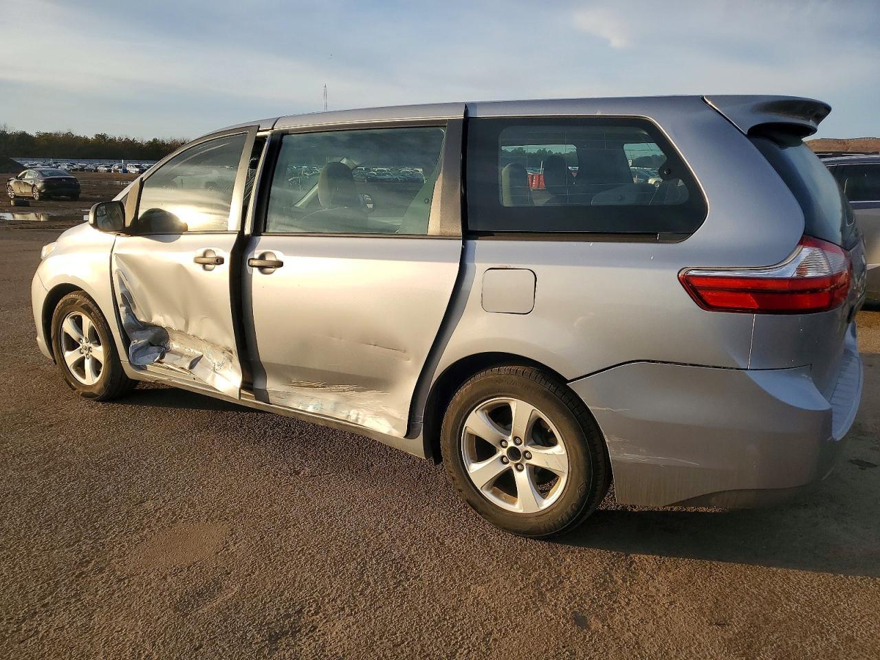 2015 Toyota Sienna - Фото 2