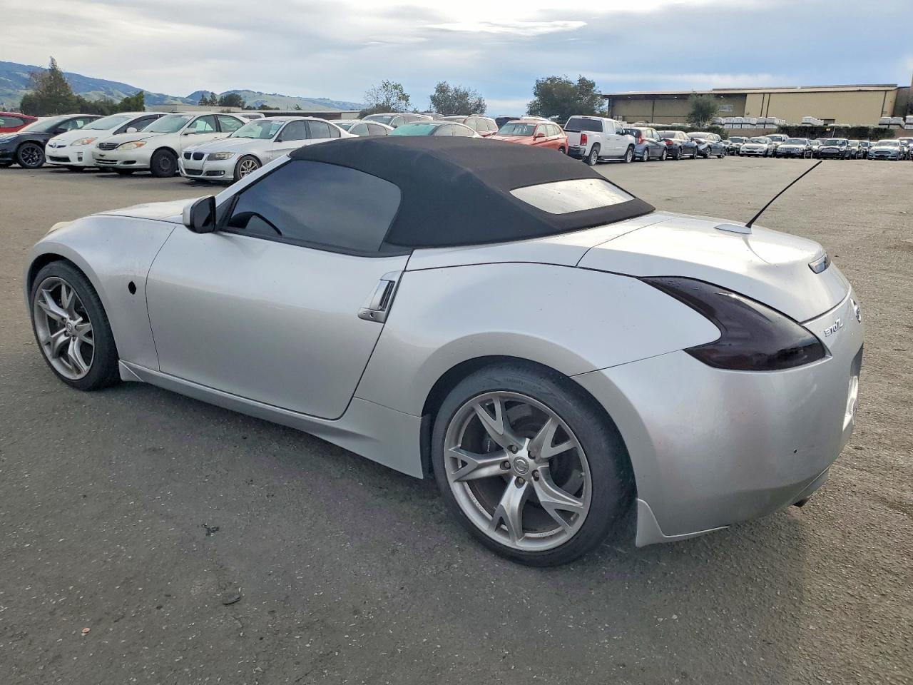 2010 Nissan 370Z - Image 2