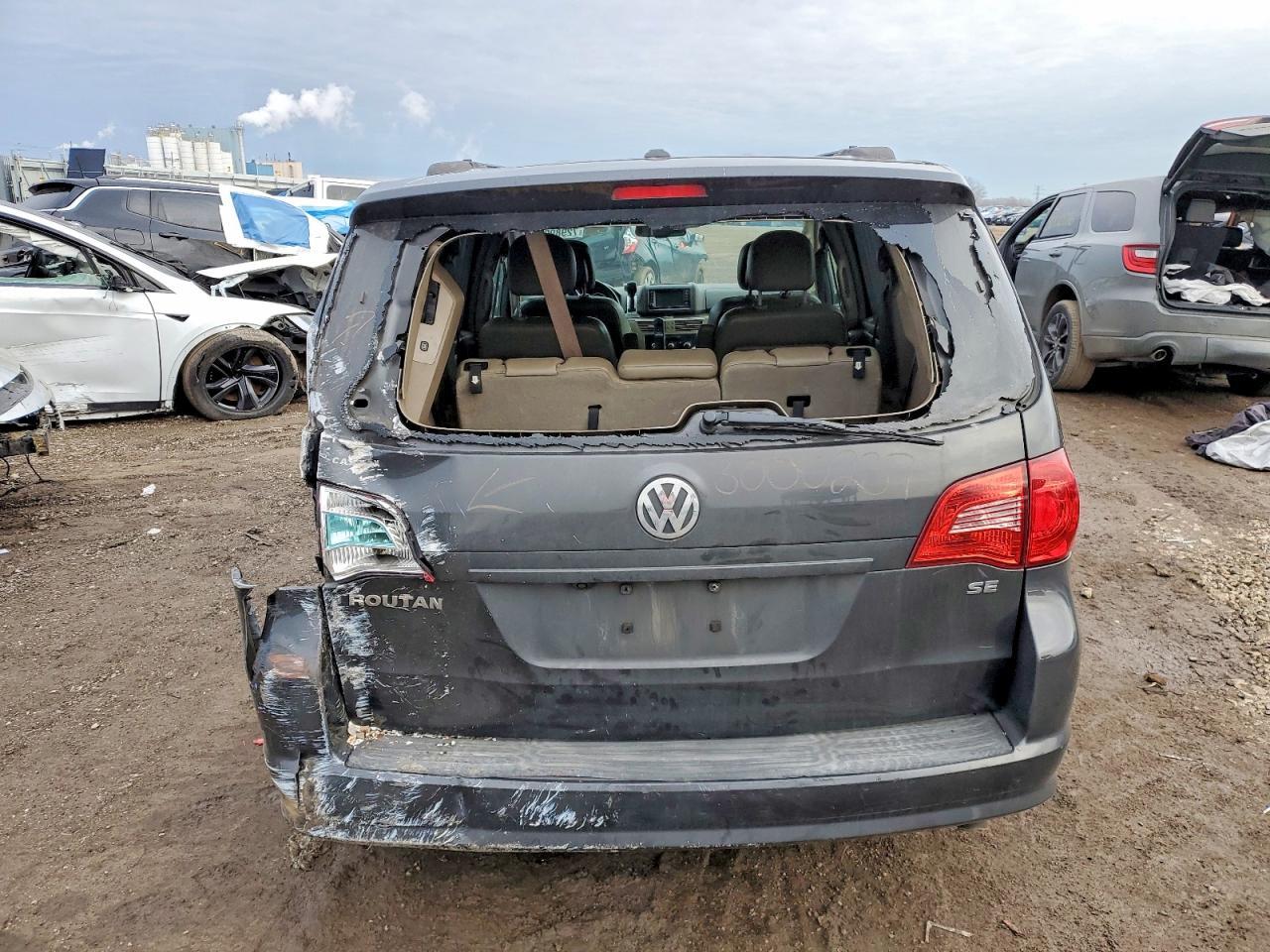 2012 Volkswagen Routan Se - Image 6