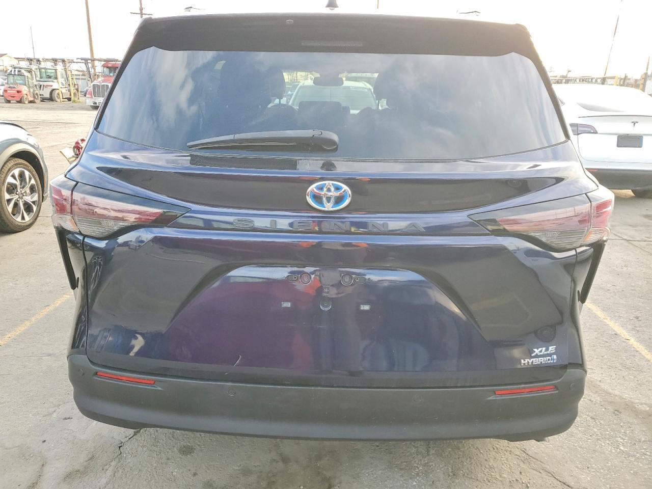 2023 Toyota Sienna Xle - Image 6