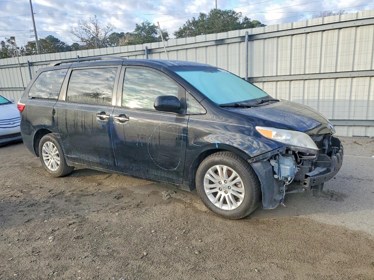 2017 Toyota Sienna Xle Premium 8-Passenger - Фото 4
