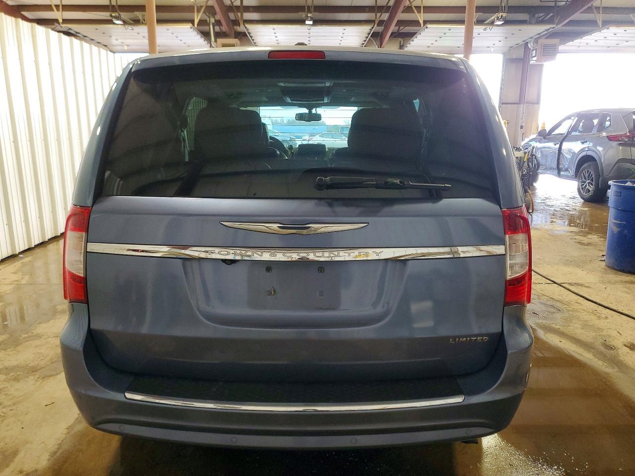 2011 Chrysler Town & Country Limited - Image 6