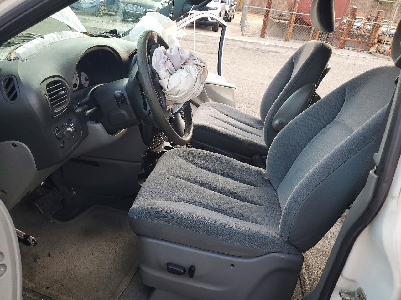2004 Chrysler Town & Country Lx - Image 7