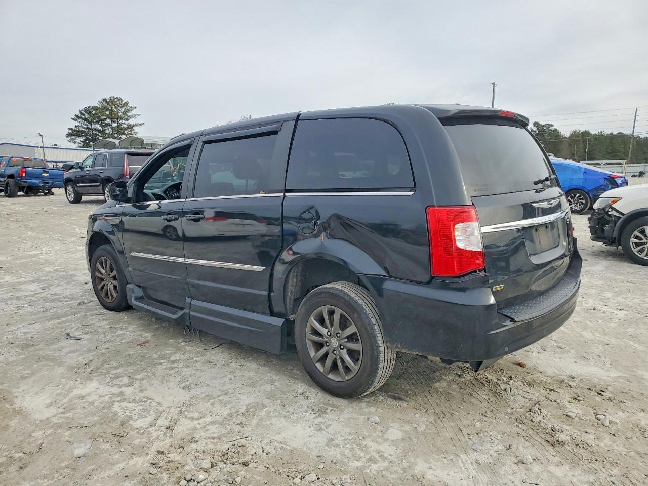 2015 Chrysler Town & Country S - Фото 2