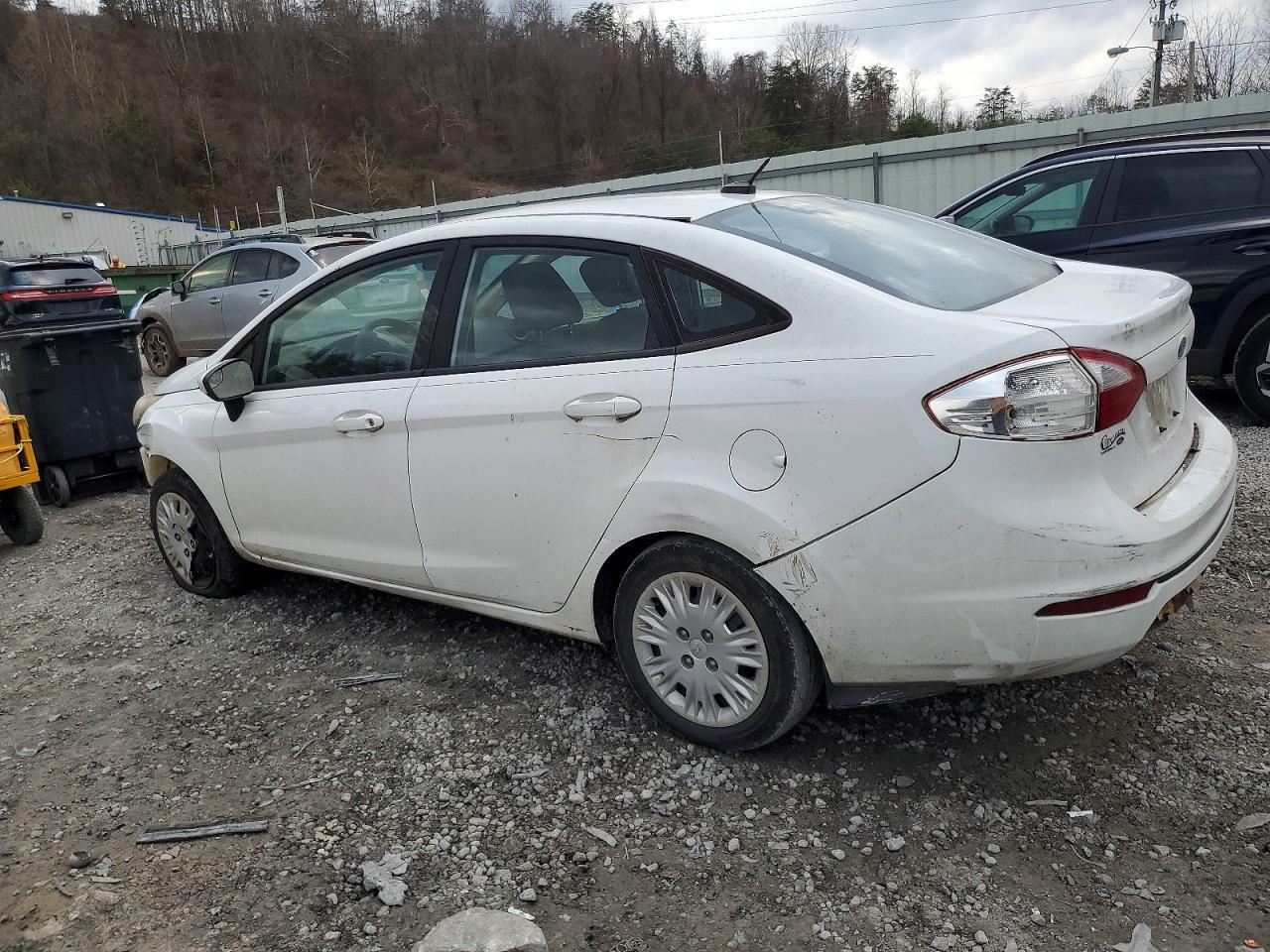 2015 Ford Fiesta S - Фото 2