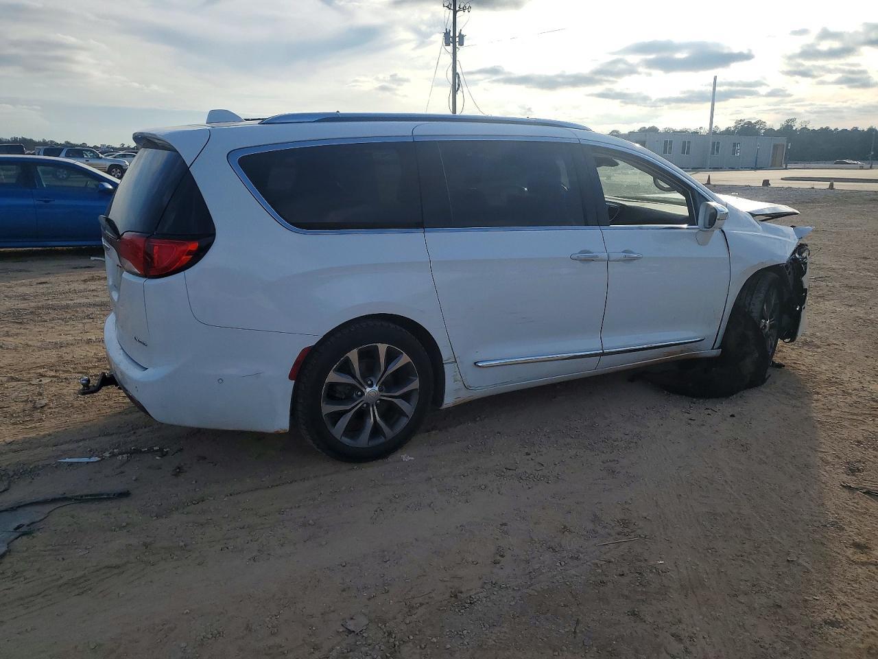 2017 Chrysler Pacifica Limited - Image 3