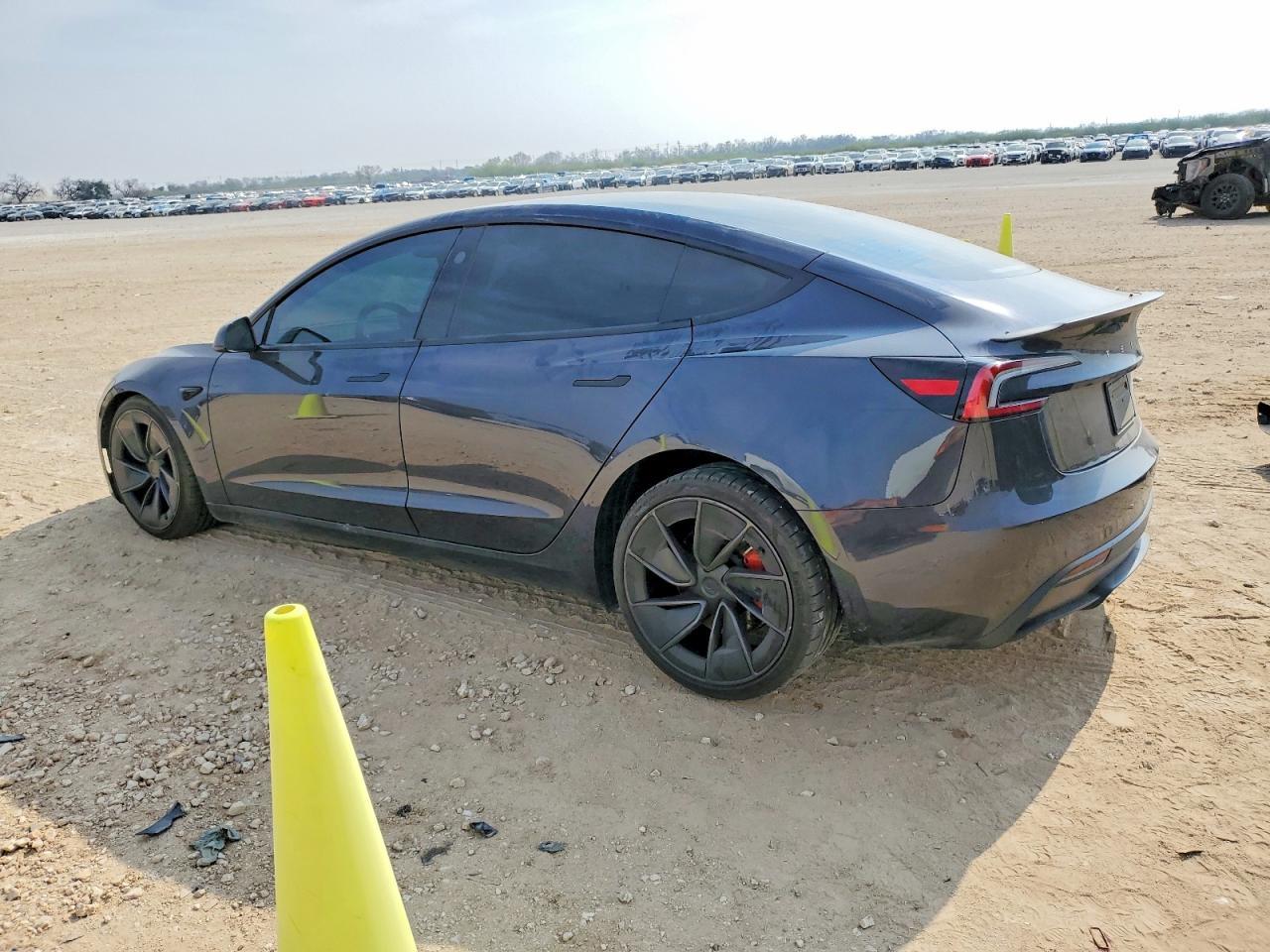 2024 Tesla Model 3 - Фото 2