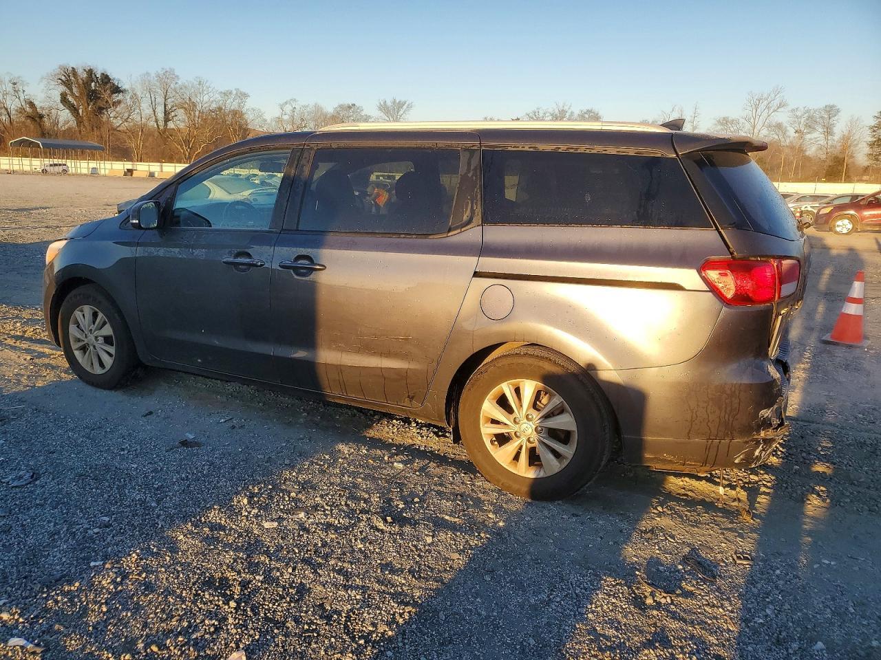 2017 Kia Sedona Lx - Фото 2
