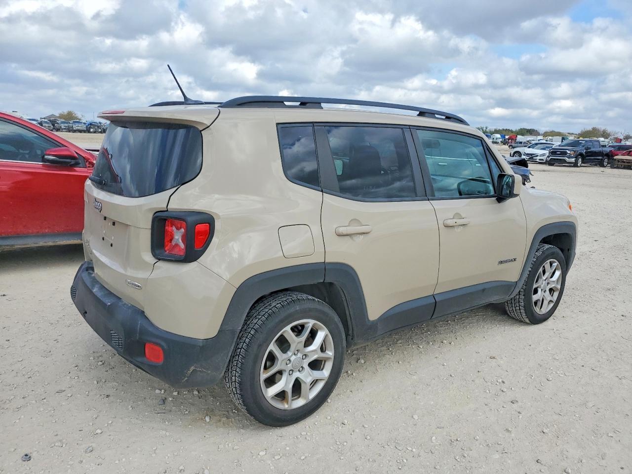 2016 Jeep Renegade Latitude - Image 3