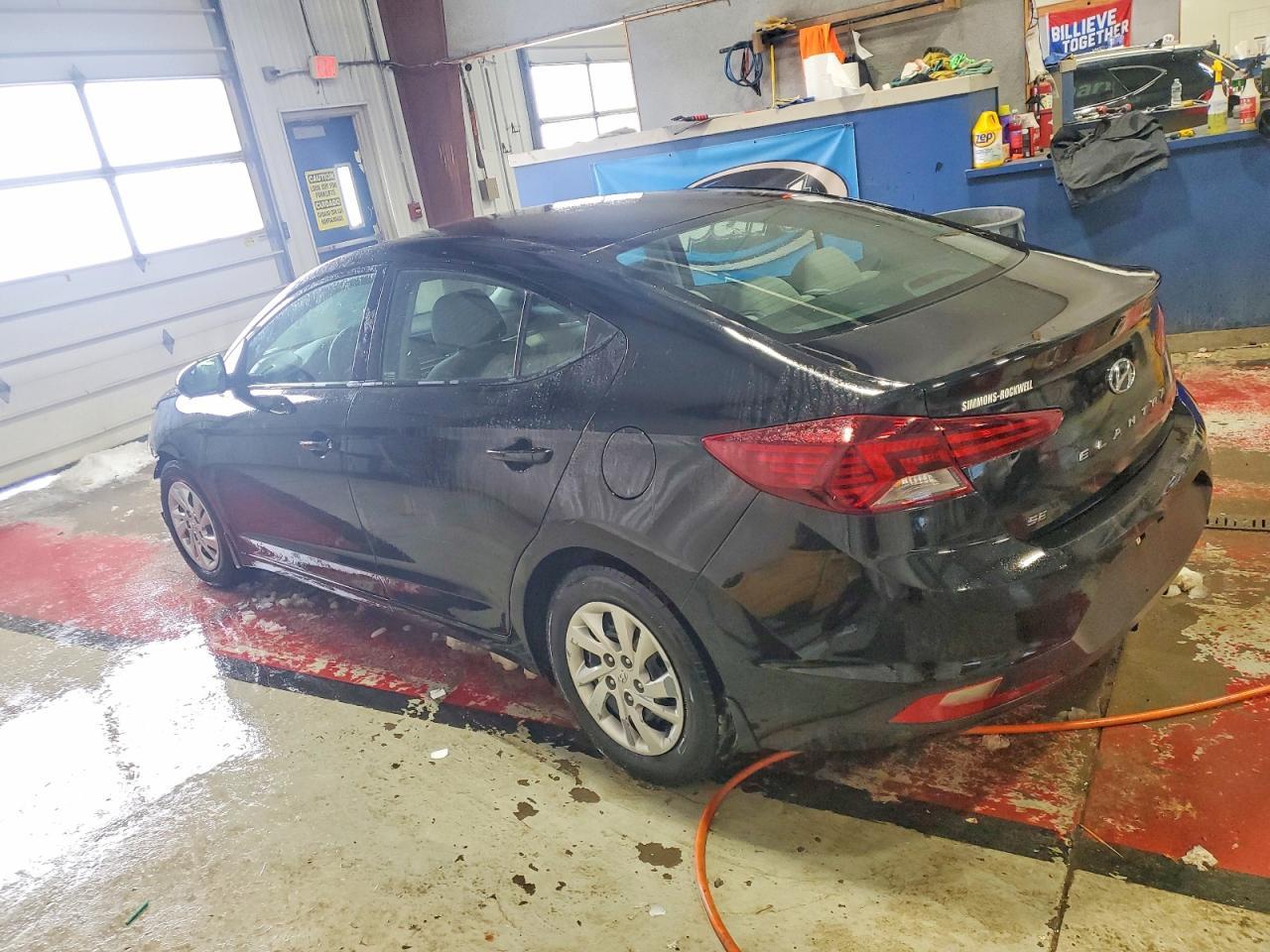 2020 Hyundai Elantra Se - Image 2