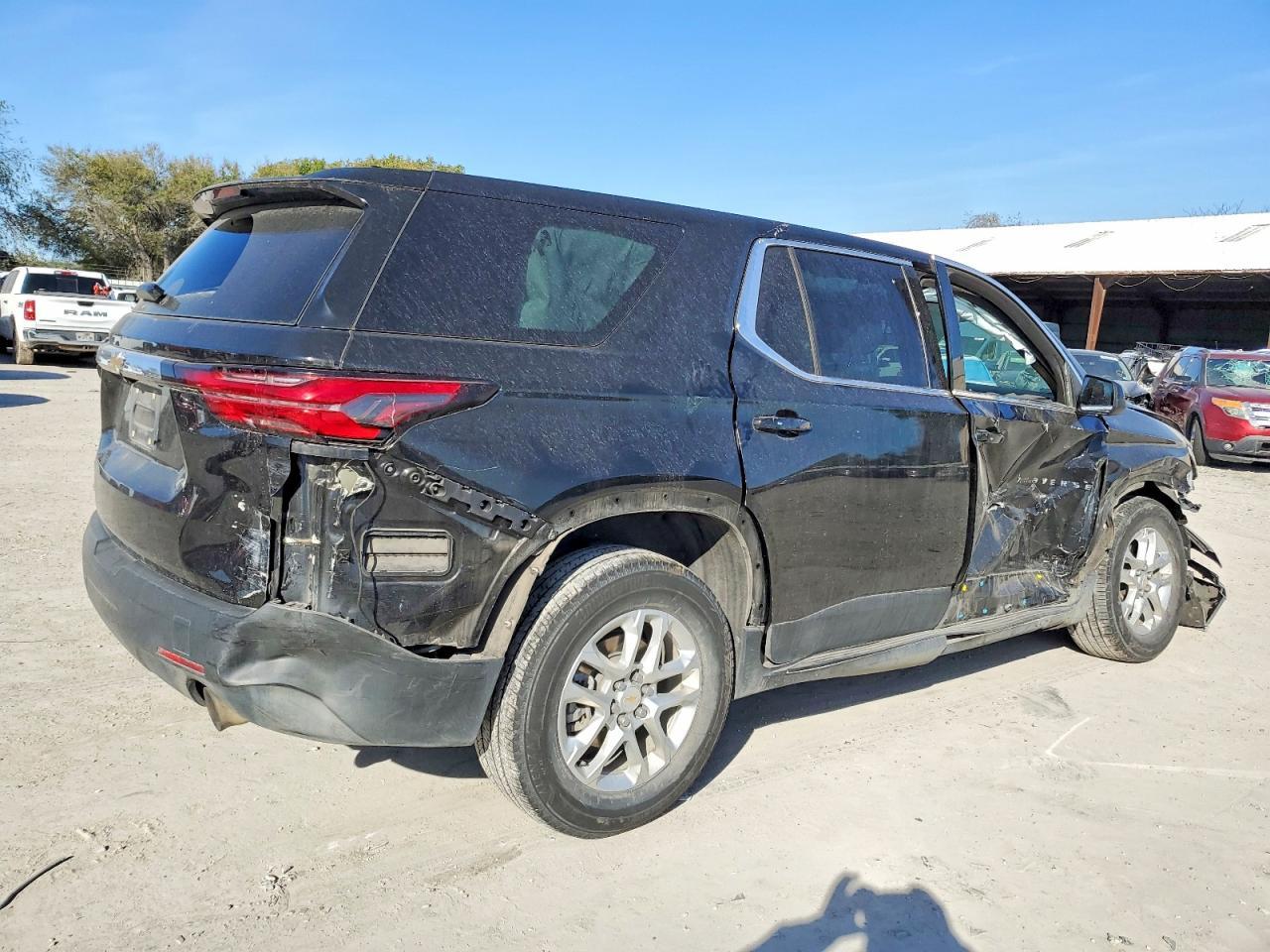 2022 Chevrolet Traverse Ls - Image 3