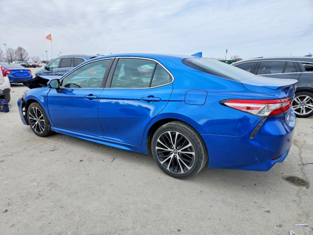 2019 Toyota Camry L - Фото 2