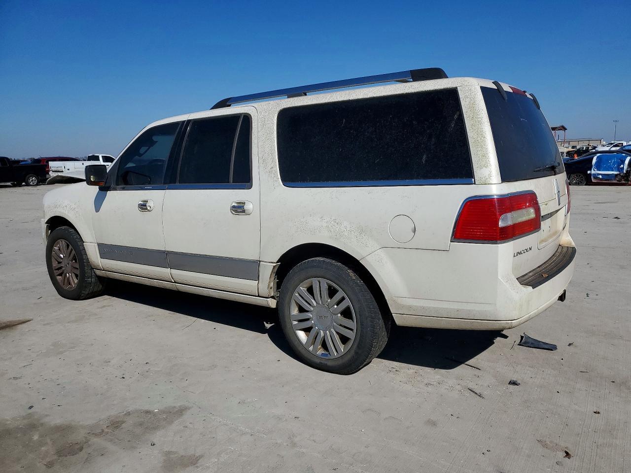 2008 Lincoln Navigator L - Image 2