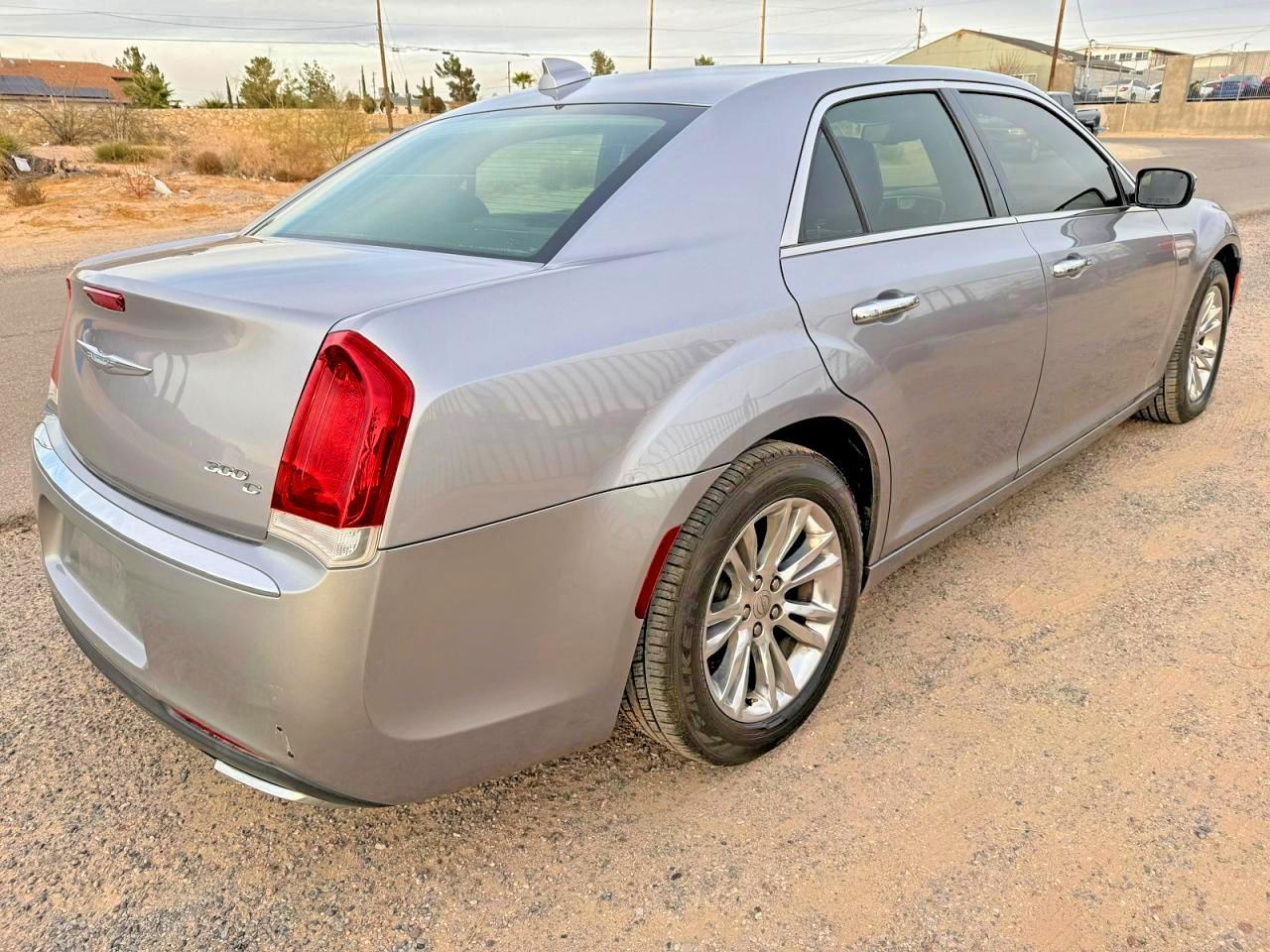 2016 Chrysler 300C - Фото 4