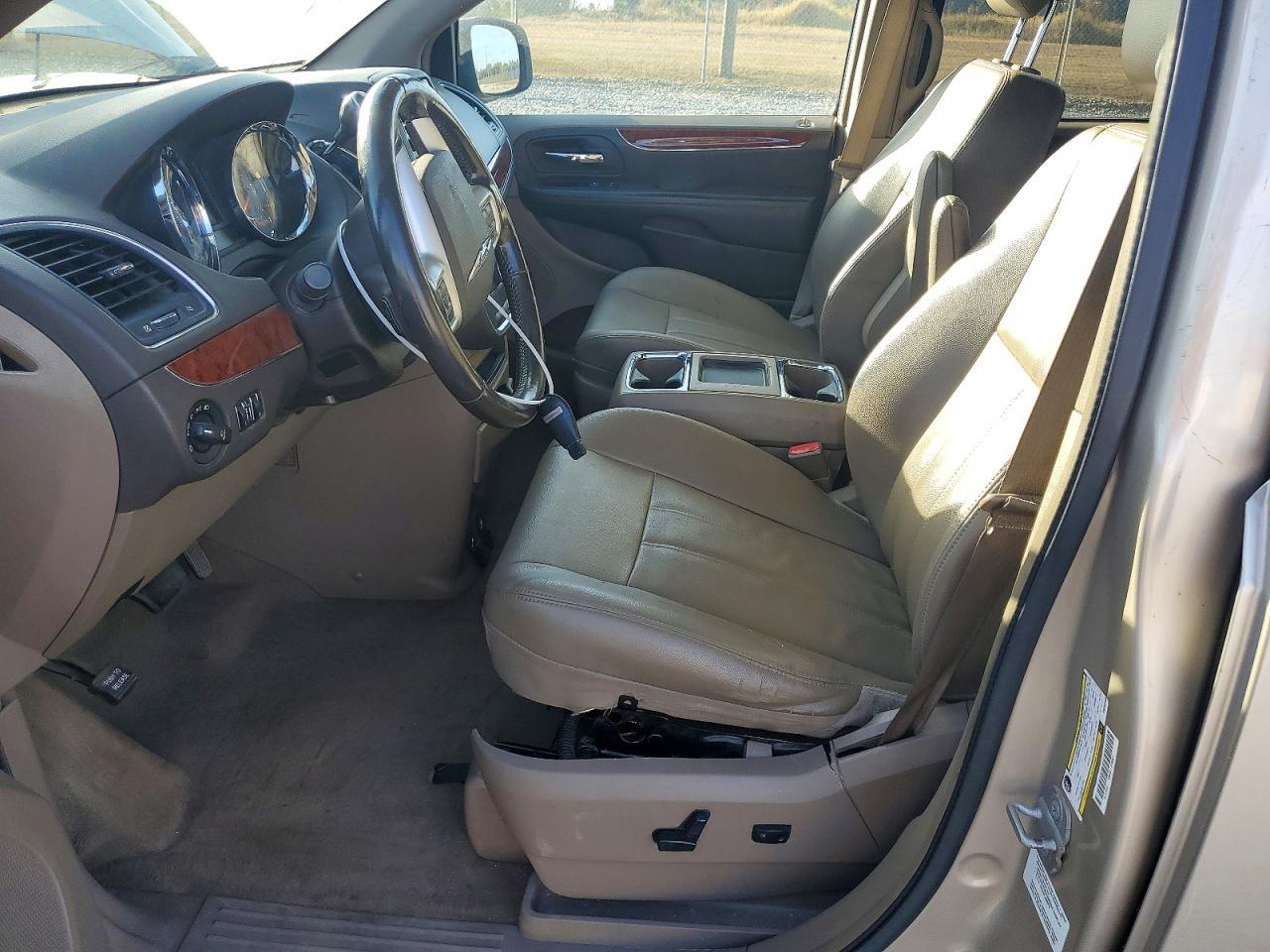 2014 Chrysler Town & Country Touring - Image 7