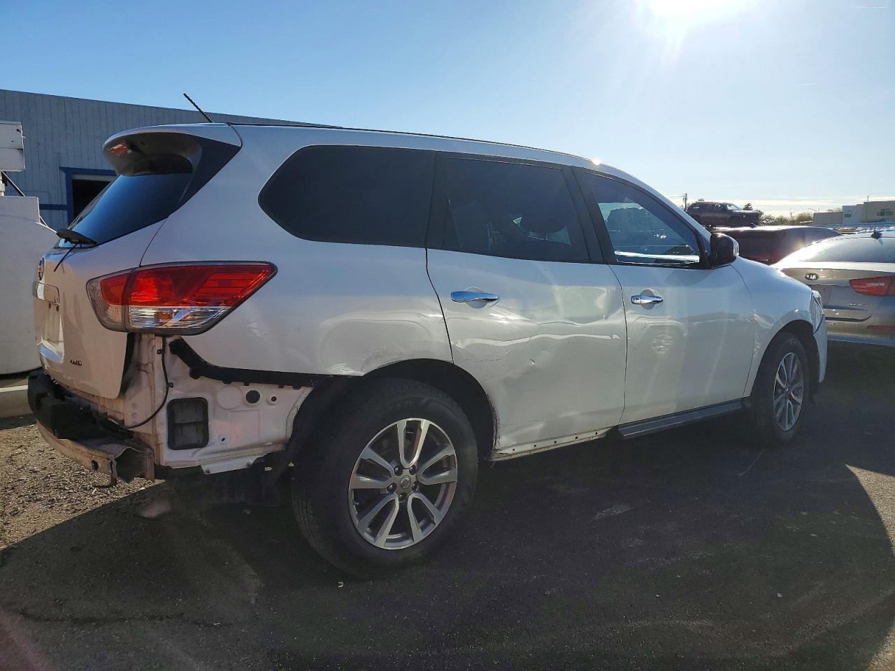 2014 Nissan Pathfinder S - Image 3