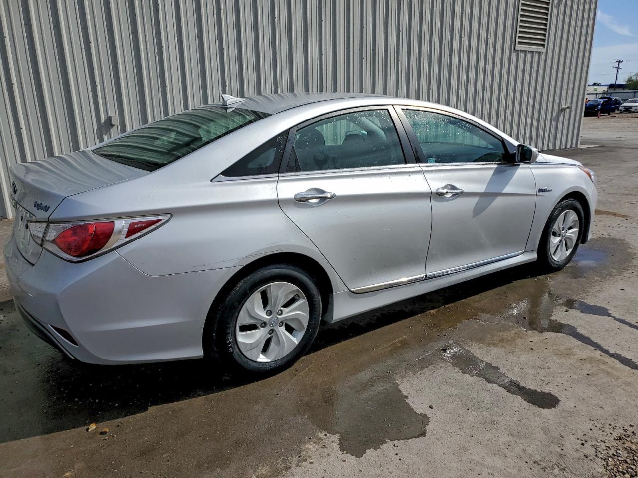 2015 Hyundai Sonata Hybrid - Image 3