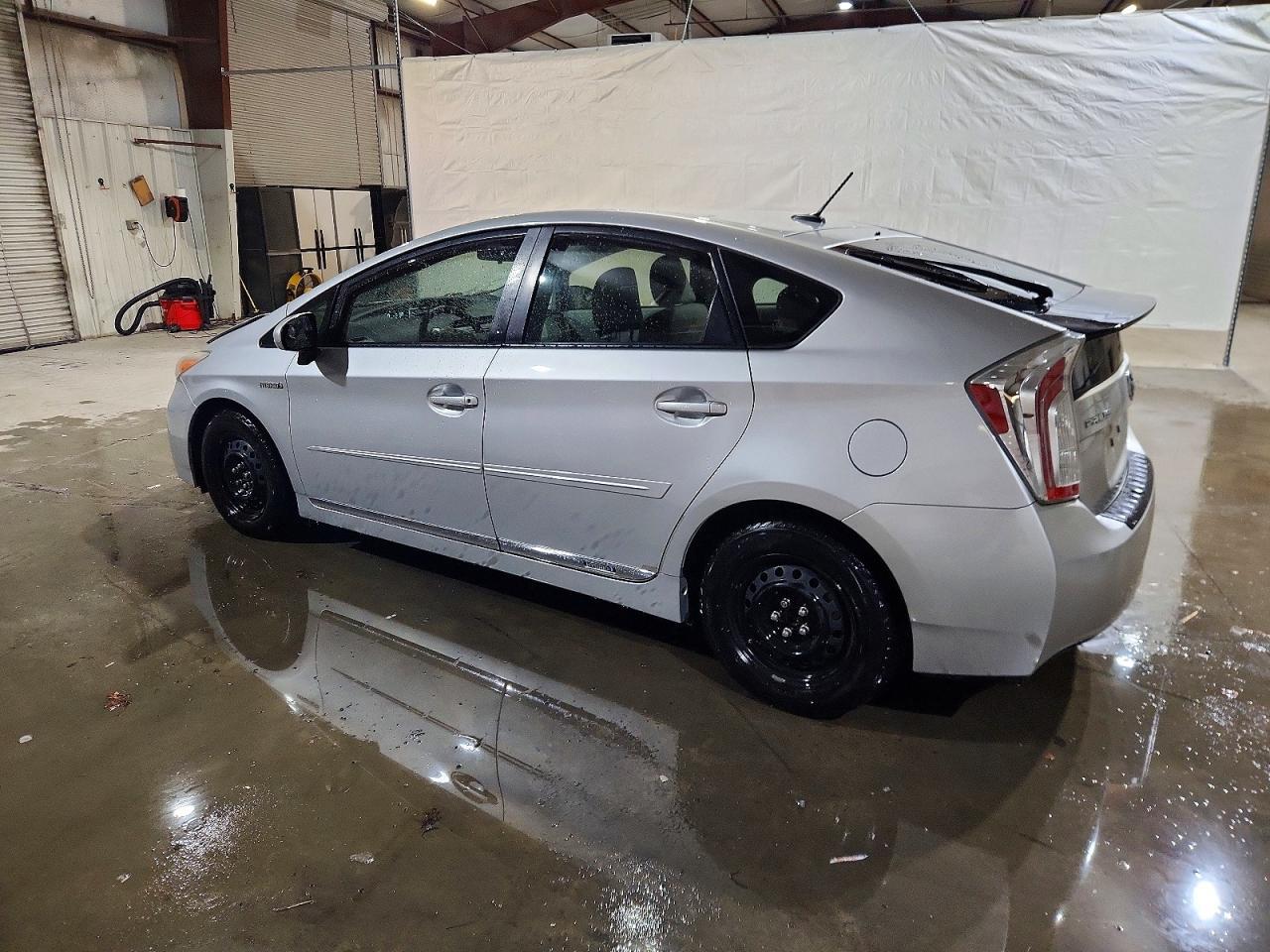 2012 Toyota Prius Three - Фото 2