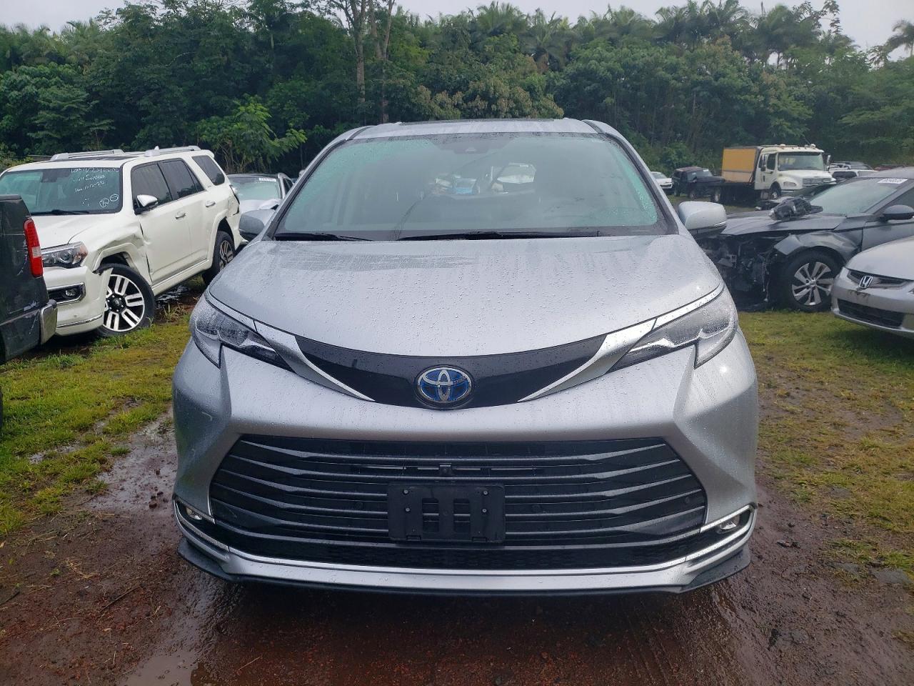 2023 Toyota Sienna Limited - Image 5