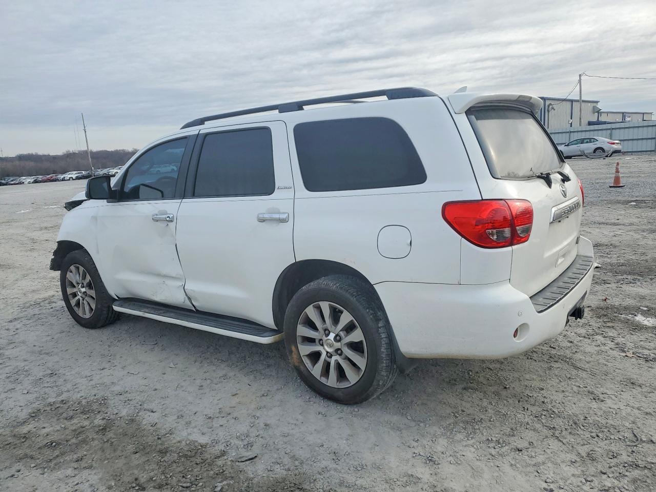 2013 Toyota Sequoia Limited - Фото 2