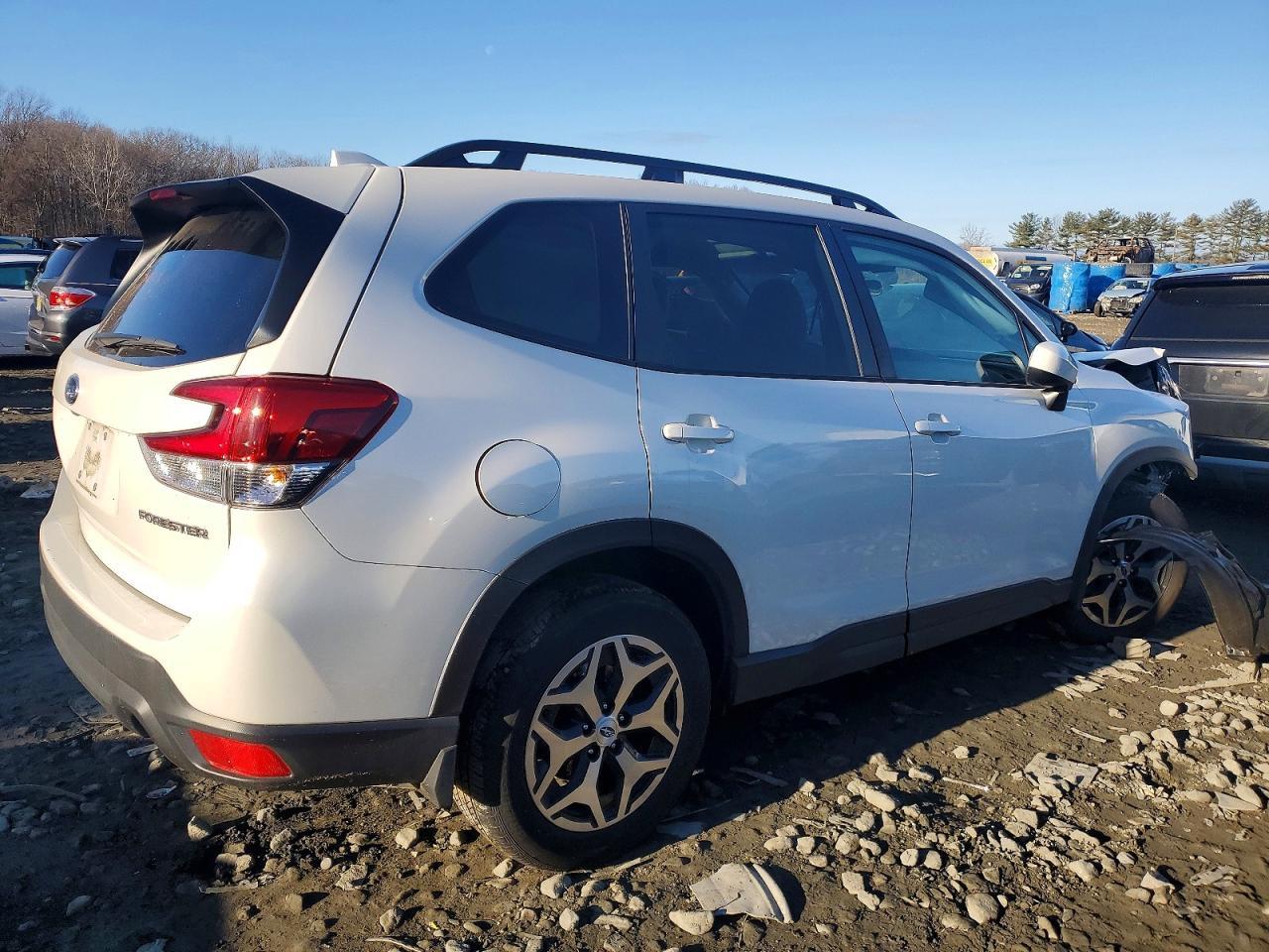 2023 Subaru Forester Premium - Image 3