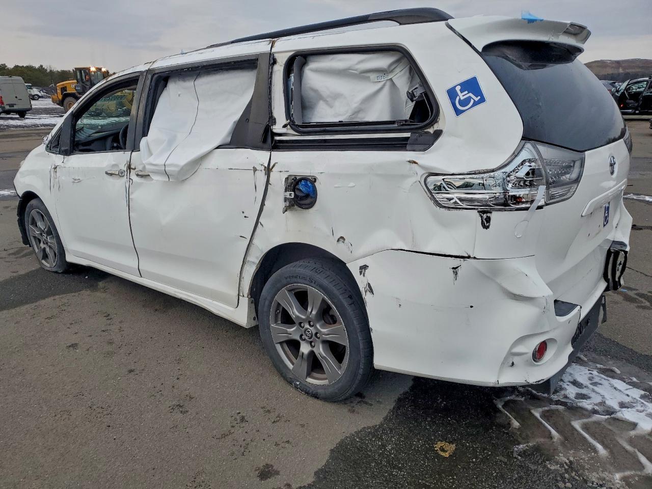 2018 Toyota Sienna Se - Image 2