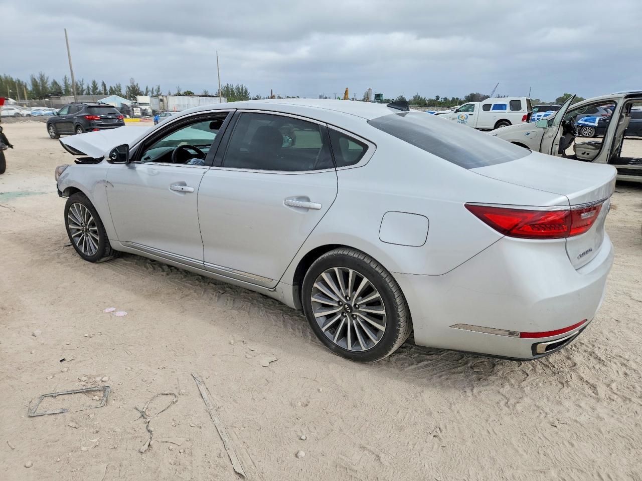 2017 Kia Cadenza Premium - Image 2