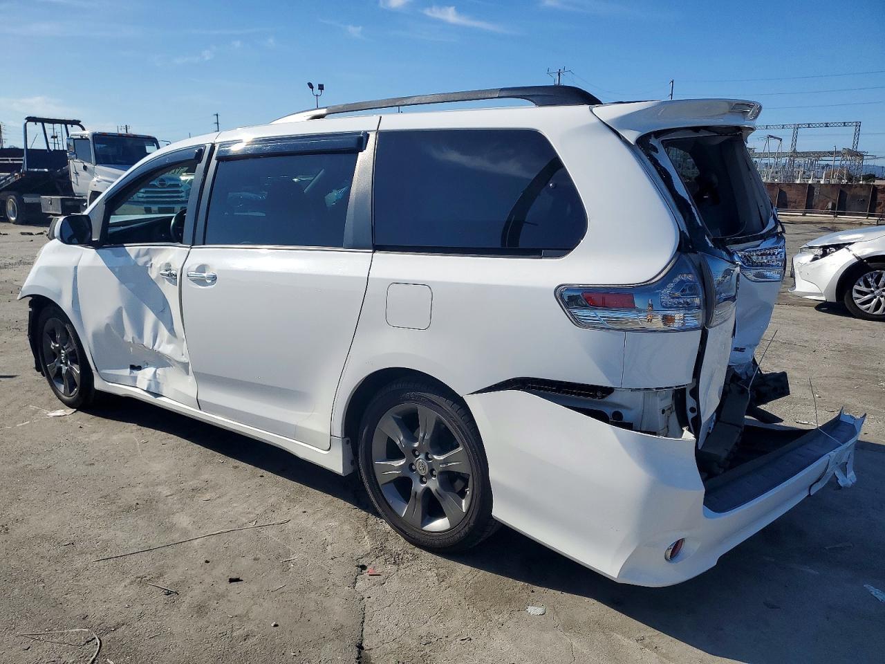 2016 Toyota Sienna Se - Фото 2