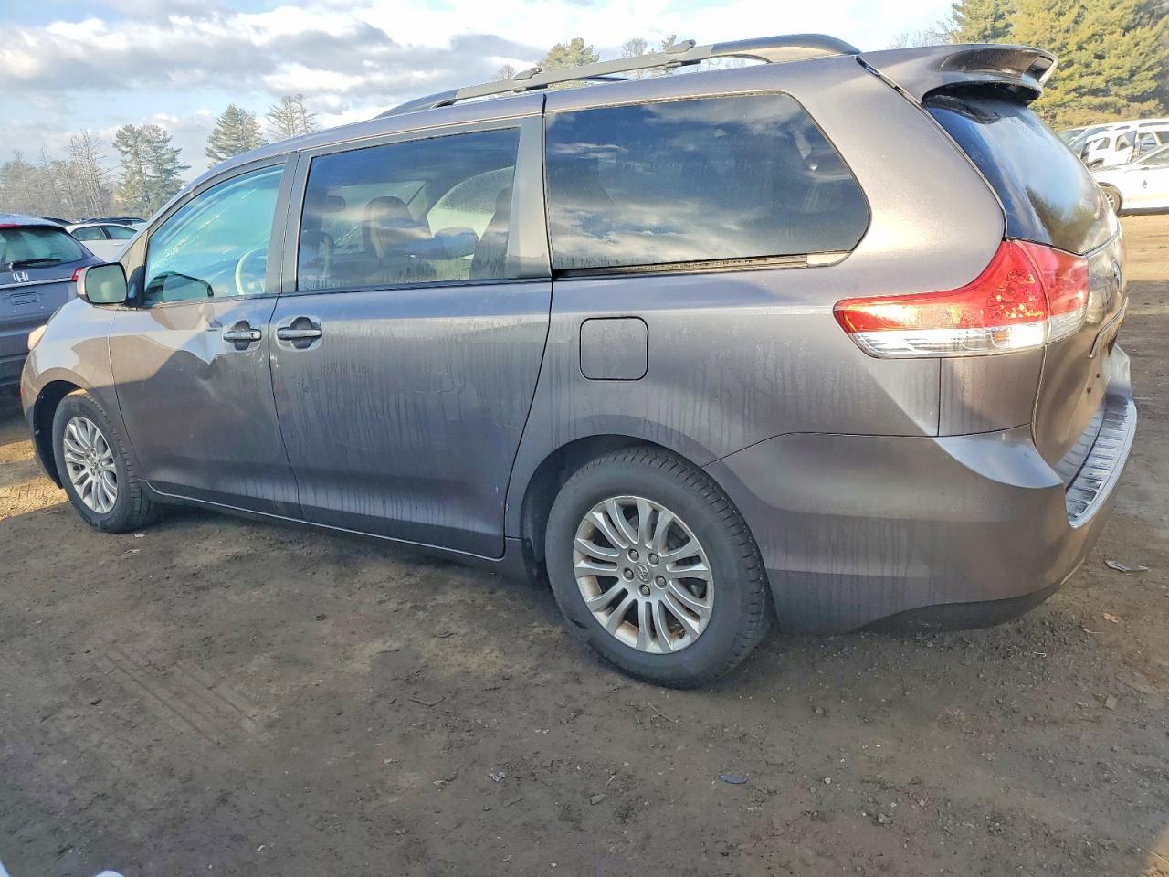 2011 Toyota Sienna Xle - Image 2